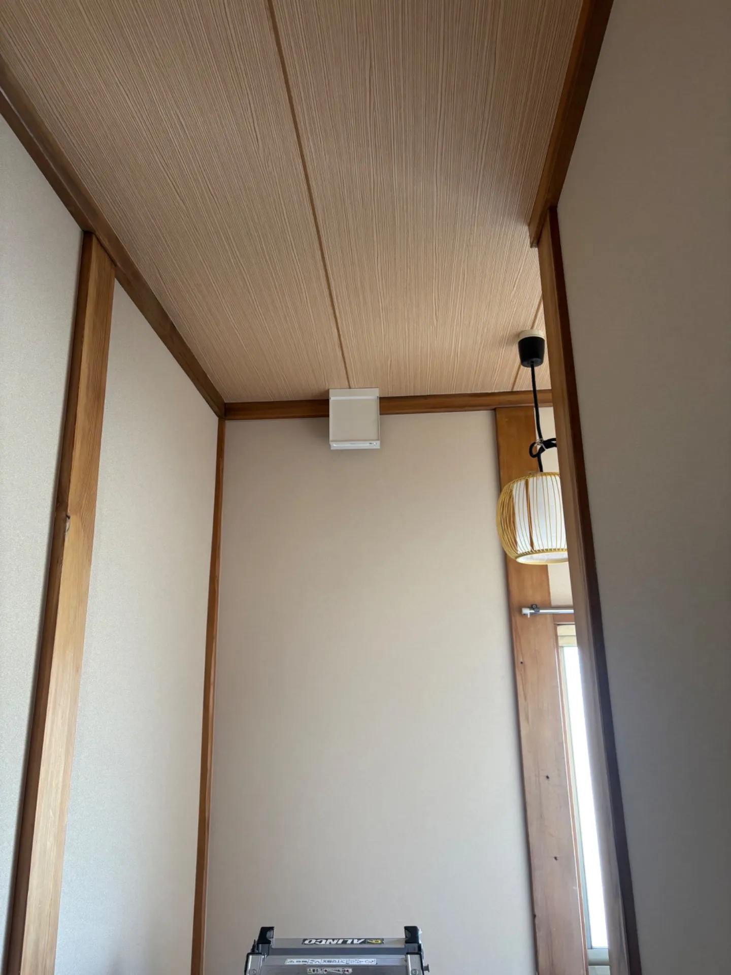 葛飾区　民泊にリフォームに伴い　誘導灯と非常照明の設置